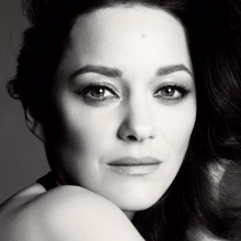 Ασπρόμαυρο πορτραίτο της γαλλίδας ηθοποιού Marion Cotillard