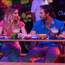 Η Emma Roberts και ο Luke Bracey στην ταινία Holidate του Netflix