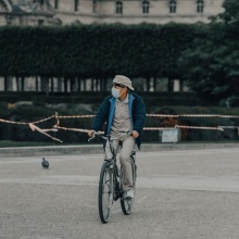 Πολίτης με μάσκα στη Γαλλία