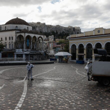 Lockdown: Δεν κυκλοφορεί «ψυχή» στην πλατεία στο Μοναστηράκι, με συνεργείο του Δήμου Αθηναίων να προχωρεί σε απολύμανση
