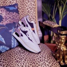 Ζευγάρι παπούτσια PUMA πάνω σε ροζ καναπέ