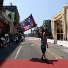Οπαδός της Qanon στο Λος Άντζελες διαδηλώνει κατά των ηθοποιών του Χόλυγουντ