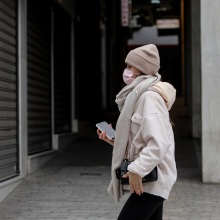 Κοπέλα με σκούφο για το κρύο και μάσκα