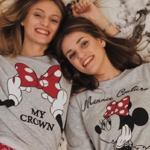 Κοπέλες ξαπλωμένες σε κρεβάτι με ασορτί πιτζάμες Yamamay με τη Minnie