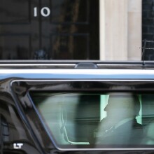 Ο Τζο Μπάιντεν στη λιμουζίνα του έξω από την Ντάουνινγκ Στριτ στο Λονδίνο