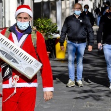Άνδρας με στολή Άγιου Βασίλη και μάσκα προστασίας από τον κορωνοϊό