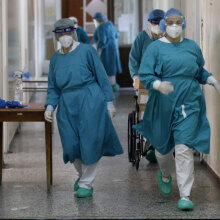 Νοσηλευτές και γιατροί με προστατευτικές στολές για τον κορωνοϊό σε νοσοκομείo στη Γερμανία