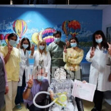 Πάτρα: Βγαίνει ο 8χρονος από τη ΜΕΘ στο νοσοκομείο Παίδων του Ρίου, με γιατρούς και νοσηλευτές να του κάνουν ένα συγκινητικό δώρο και να βγάζουν μαζί του μια αναμνηστική φωτογραφία