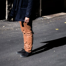 Άνδρας στέκεται στη μέση του δρόμου