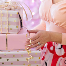 Γυναίκα κρατάει χριστουγεννιάτικα δώρα