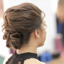 Πελάτισσα φτιάχνει τα μαλλιά της σε κομμωτήριο