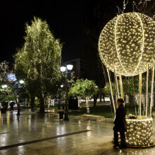 Χριστούγεννα 2020: Στολίδι «αερόστατο» στην πλατεία Συντάγματος