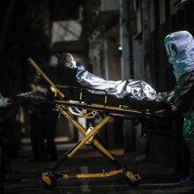 Μεταφορά ηλικιωμένης με κορωνοϊό από οίκο ευγηρίας στο Μπουένος Άιρες