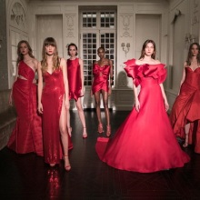 Μοντέλα με κόκκινα φορέματα Celia Kritharioti