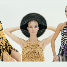 Μοντέλο με καπέλο και ρούχα μακραμέ Karima