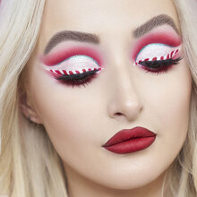 ξανθιά γυναίκα βαμμένη με χριστουγεννιάτικο στιλ