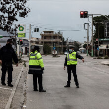 Αυστηρό τοπικό lockdown στην Ελευσίνα - Έλεγχοι από αστυνομικούς στις μετακινήσεις των κατοίκων