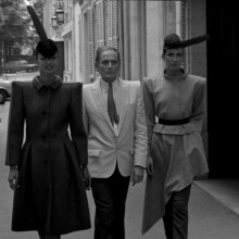 O σχεδιαστής μόδας Pierre Cardin μαζί με μανεκέν έξω από τη μπουτίκ του στο Παρίσι