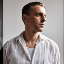 ​Έπειτα από 15 χρόνια στις μητροπόλεις της μόδας, ο Marios Schwab έρχεται στην Ελλάδα για να σχεδιάσει τη νέα εποχή του brand Zeus + Δione.