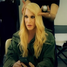 Ο Τάκης Ζαχαράτος ως Άννα Βίσση