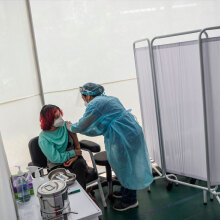 Νέα Υόρκη - Εμβολιασμός: Χορήγηση εμβολίου για τον κορωνοϊό από νοσηλεύτρια