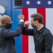 Τζον Όσοφ (δεξιά) και Ράφαελ Γουόρνοκ, οι δύο Δημοκρατικοί Γερουσιαστές της Τζόρτζια