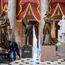 Καπιτώλιο στην Ουάσινγκτον των ΗΠΑ, μια ημέρα μετά την εισβολή: Επί ποδός τα συνεργεία καθαρισμού