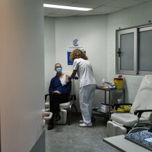 Εμβολιασμός υγειονομικών για τον κορωνοϊό στο νοσοκομείο «Αττικόν»