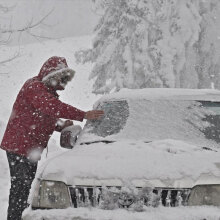 Οδηγός απομακρύνει το χιόνι από αυτοκίνητο (ΦΩΤΟ ΑΡΧΕΙΟΥ) - Οι μετεωρολόγοι προειδοποιούν για σφοδρές χιονοπτώσεις στη Μαδρίτη