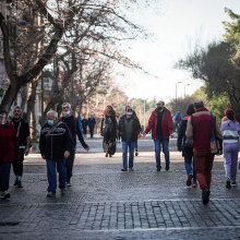 Lockdown στην Αττική: Πολίτες περπατούν στη Διονυσίου Αρεοπαγίτου