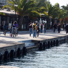 Κορωνοϊός - Lockdown: Πολίτες περπατούν στο Ναύπλιο