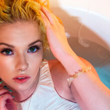 Κοπέλα ξαπλωμένη μέσα σε μπανιέρα