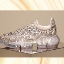 Τακούνια τέλος! Μόνο σνίκερς!