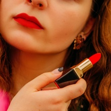 Γυναίκα κρατάει ανοιχτό κραγιόν