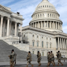 Μέλη της Εθνικής Φρουράς της Βιρτζίνια γύρω από το Καπιτώλιο των ΗΠΑ στην Ουάσιγκτον μετά την επίθεση της 6ης Ιανουαρίου 2021