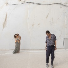 Ο Αντώνης Φωνιαδάκης και οι χορεύτριες Σεβαστή Ζαφείρα, Δέσποινα Λαγουδάκη, στα γυρίσματα του Cashmere Kumquat της Korres