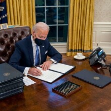 Ο Τζο Μπάιντεν στο Οβάλ Γραφείο