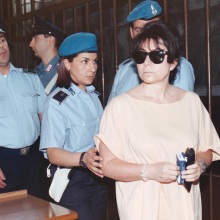 Η Πατρίτσια Ρετζιάνι, χήρα και ηθική αυτουργός της εκτέλεσης του Μαουρίτσιο Γκούτσι την ώρα που εισέρχεται στο δικαστήριο, 1998. ©EPA/ANSA/DANIEL DAL ZENNARO