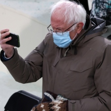 Ο γερουσιαστής Μπέρνι Σάντερς στην ορκωμοσία του Τζο Μπάιντεν