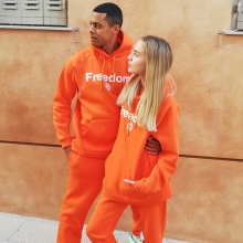 Άνδρας και γυναίκα που φωτογραφίζονται φορώντας ρούχα Theta Clothes