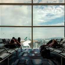 Άνθρωποι που ξαπλώνουν στην αίθουσα αναμονής αεροδρομίου 