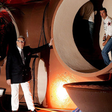 Ο σχεδιαστής Pierre Cardin ποζάρει στο πάρτι του 59ου Διεθνούς Φεστιβάλ Κινηματογράφου των Καννών στο Le Palais Bulles στις 20 Μαΐου 2006 