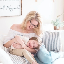 Μαμά και παιδί παίζουν στον καναπέ