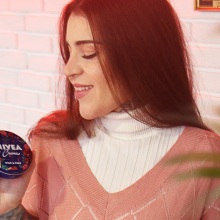 Η tattoo artist Roza Salim με τη νέα limited συσκευασία Nivea Crème που σχεδίασε