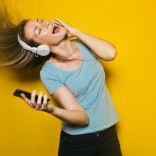 Κοπέλα που ακούει μουσική