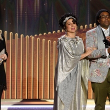 Από αριστερά: Εϊμι Πόλερ, Μάγια Ρούντολφ και Κίναν Τόμσον στις Χρυσές Σφαίρες 2021