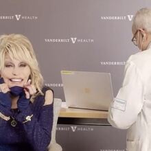 Εμβολιάστηκε η Ντόλι Πάρτον