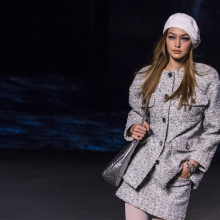 Η Τζίτζι Χαντίντ στην πρώτη της πασαρέλα μετά την εγκυμοσύνη