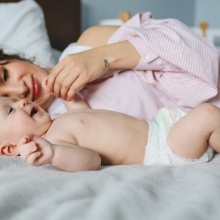 Μαμά και μωρό στο κρεβάτι