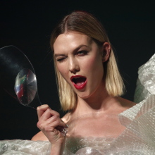 Η Κάρλι Κλος έφερε στον κόσμο το πρώτο της παιδί